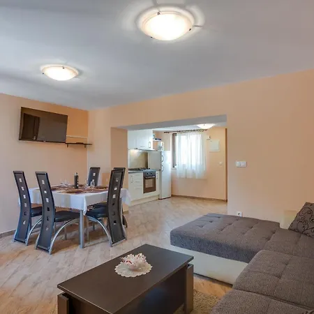 Ferienhaus Ema - Happy Tar-Vabriga